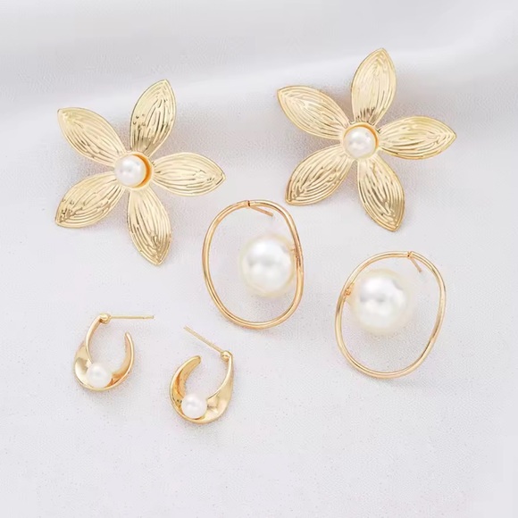 Romantic Gold Daisy Pearl Earrings Set – Timeless Floral Jewelry Collection - Picture 3 of 7